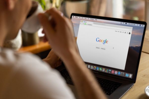 Google graba y almacena todas tus búsquedas por voz. Puedes comprobar lo que has buscado y borrarlo.